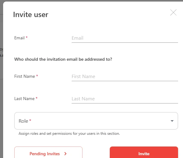 Diálogo Invite user con Email, nombre, rol e invitaciones pendientes